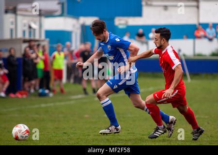 Port Talbot Stadt Stürmer Josh Humphries führt den Angriff. Port Talbot Stadt 1-3 Llanelli Stadt. 21/4/18. Stockfoto