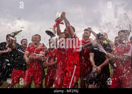 Llanelli Stadt feiern immer WFL Abteilung 1 Meister. Port Talbot Stadt 1-3 Llanelli Stadt. 21/4/18. Stockfoto