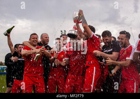 Llanelli Stadt feiern immer WFL Abteilung 1 Meister. Port Talbot Stadt 1-3 Llanelli Stadt. 21/4/18. Stockfoto