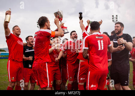 Llanelli Stadt feiern immer WFL Abteilung 1 Meister. Port Talbot Stadt 1-3 Llanelli Stadt. 21/4/18. Stockfoto