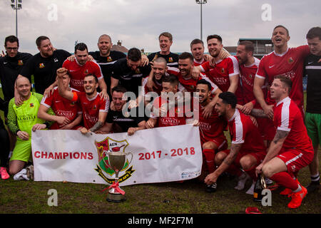 Llanelli Stadt feiern immer WFL Abteilung 1 Meister. Port Talbot Stadt 1-3 Llanelli Stadt. 21/4/18. Stockfoto