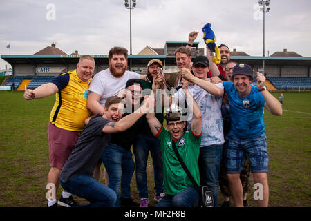 1901 Ultras mit der Abteilung eine Trophäe. Port Talbot Stadt 1-3 Llanelli Stadt. 21/4/18. Stockfoto