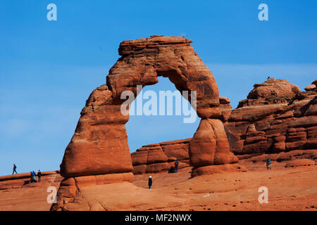 Zarte Bogen vom oberen Zarten Arch Viewpoint, Arches National Park, Moab, Utah, USA Stockfoto