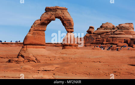 Zarte Bogen vom oberen Zarten Arch Viewpoint, Arches National Park, Moab, Utah, USA Stockfoto