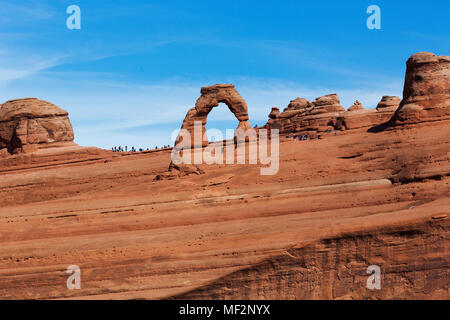 Zarte Bogen vom oberen Zarten Arch Viewpoint, Arches National Park, Moab, Utah, USA Stockfoto