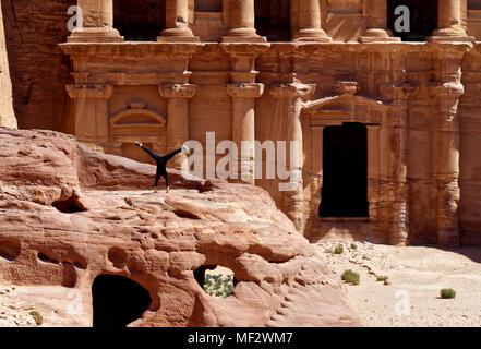 Petra Wadi Musa, Jordanien, 9. März, 2018: ein junger Tourist in einem schwarzen Sportanzug üben einen Handstand mit gespreizten Beinen vor al-deir Kloster ich Stockfoto