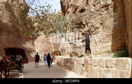 Petra, Wadi Musa, Jordanien, 9. März 2018: Junge Europäische Mädchen Training einen Handstand im siq von Petra, Naher Osten Stockfoto