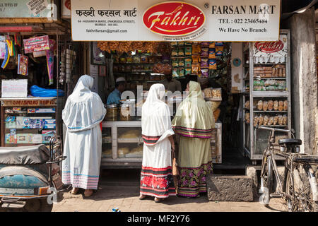 Muslimische Frauen shopping in Bhendi Basar, Mumbai, Indien Stockfoto