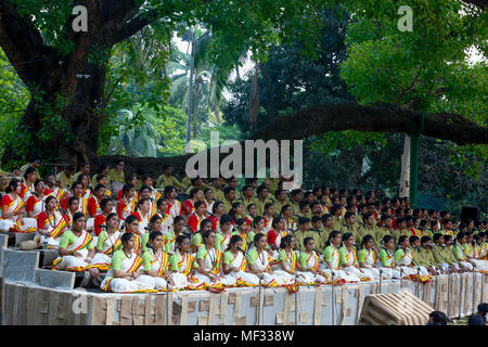 Chhayanaut's Singers singen ein Lied zu feiern Boishakhi Pohela Boishakh', der erste Tag des bengalischen Neujahr in Ramna Botomul in Dhaka, Bangladesh Stockfoto