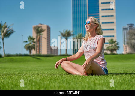 Mädchen meditiert sitzen auf dem Gras Stockfoto