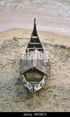 Altes Fischerboot am Meer Stockfoto