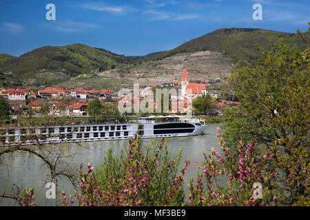 Weissenkirchen Dorf mit dem Schiff auf der Donau in der Wachau, Österreich Stockfoto