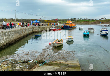 RNLI Meer Bewußtsein Tag gehalten an der Pier, Cemaes auf Anglesey. Veranstaltung bis zum 15. April 2018. Holyhead Rettungsboot auf dem Display. Stockfoto