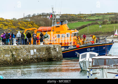 RNLI Meer Bewußtsein Tag gehalten an der Pier, Cemaes auf Anglesey. Veranstaltung bis zum 15. April 2018 Stockfoto