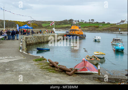 RNLI Meer Bewußtsein Tag gehalten an der Pier, Cemaes auf Anglesey. Veranstaltung bis zum 15. April 2018. Holyhead Rettungsboot auf dem Display. Stockfoto