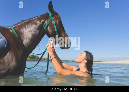 Indonesien, Bali, Frau mit Pferd Stockfoto