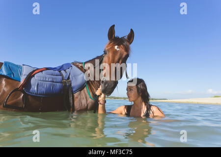 Indonesien, Bali, Frau mit Pferd Stockfoto