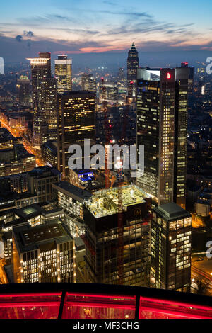 Deutschland, Hessen, Frankfurt, Blick vom Maintower, Finanzviertel am Abend Stockfoto