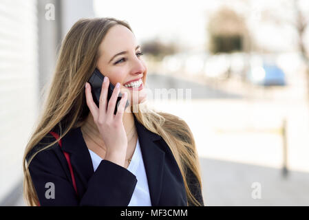 Porträt von glücklich Geschäftsfrau auf dem Handy Stockfoto