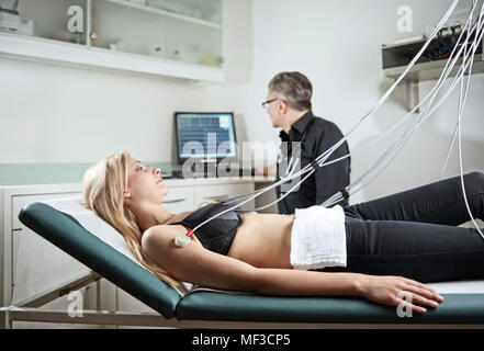 Frau im Krankenhaus erhalten Herzfrequenz überwacht Stockfoto