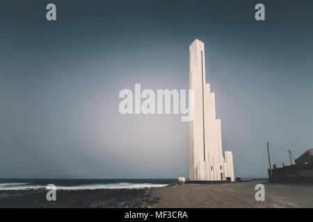 Spanien, Kanarische Inseln, Teneriffa, Punta de Hidalgo, Leuchtturm an der Küste Stockfoto