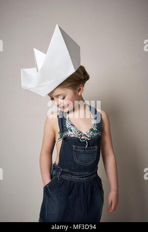 Kleines Mädchen mit grossen Papier Boot Stockfoto