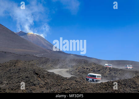 Jeeps, Allrad Busse, Gipfel Auffahrt, Funivia dell'Etna, Vulkan Ätna, Catania, Silzilien, Italienisch, Stockfoto