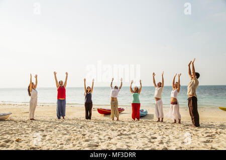 Thailand, Koh Phangan, Gruppe von Menschen Yoga am Strand Stockfoto