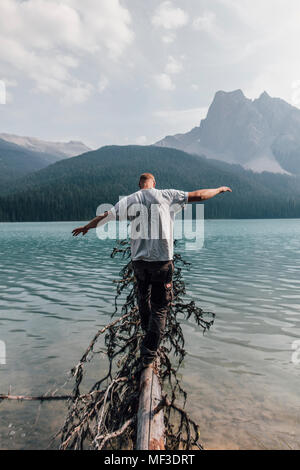 Kanada, British Columbia, Yoho National Park, Mann balancing am Emerald Lake anmelden Stockfoto