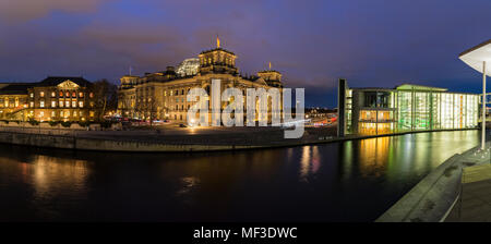 Deutschland, Berlin, Reichstag und Paul Loebe Regierung Gebäude an der Spree am Abend Stockfoto