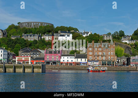 Vereinigtes Königreich, Schottland, Argyll und Bute, Oban, Küstenstadt und McCaig's Tower Stockfoto