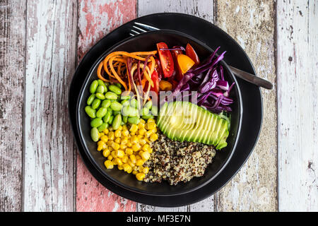 Quinoa veggie Schüssel mit Avocado, Edamame, Tomaten, Mais, Rotkohl und Karotten Stockfoto