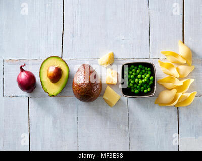 Zutaten Nudeln mit Avocado Sauce, Erbsen und Parmesan Stockfoto