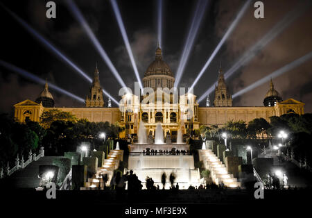 Spanien, Bacelona, Blick auf die beleuchteten Nationalen Kunstmuseum von Katalonien in der Nacht Stockfoto