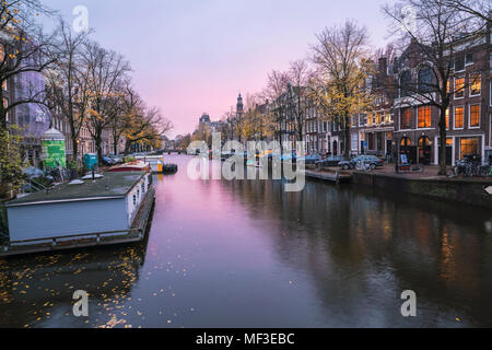 Niederlande, Holland, Amsterdam, Häuser auf einem Kanal in den Abend Stockfoto