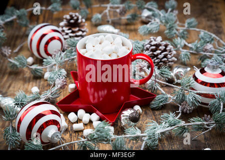 Tasse heiße Schokolade mit Marshmallows und Weihnachten Dekoration Stockfoto