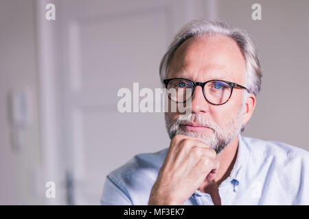 Portrait von pansive reifer Mann mit Brille Stockfoto