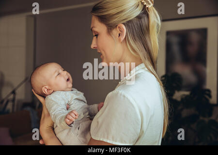 Mutter, neugeborenes Baby zu Weinerlich Stockfoto