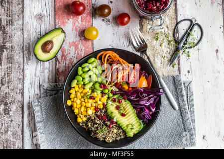 Quinoa veggie Schüssel mit Avocado, Edamame, Tomaten, Mais, Karotten, Rotkohl und Granatapfel Saatgut Stockfoto