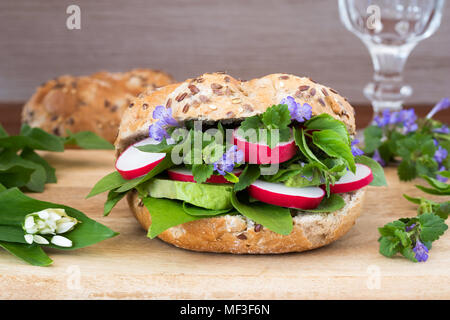 Vegetarische Burger mit Efeu, Bärlauch, Löwenzahn und andere wilde essbare Pflanzen Stockfoto