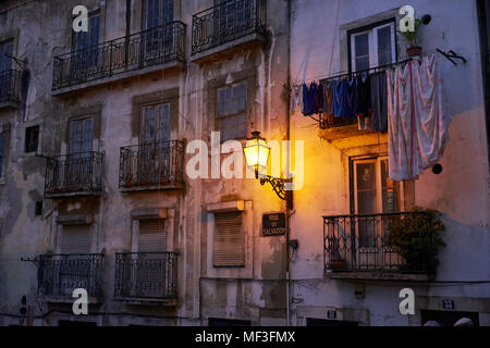 Portugal, Lissabon, Alfama, Hausfassade und Lampe Stockfoto