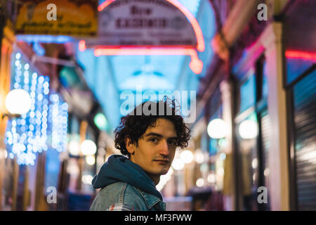 Portrait des jungen Mannes im Einkaufszentrum Stockfoto