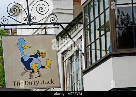 Stratford Upon Avon und den schmutzigen Ente oder Black Swan Public House auf der Wasserseite. Der Pub Schild hat zwei verschiedene Bilder der Pub ist es eindeutiger Name Stockfoto