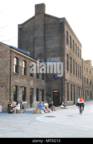 Der britische Designer Tom Dixon's New Studio & Cafe in der Kohle, im neuen Einkaufszentrum der Kohle Tropfen Hof an Kings Cross, London Stockfoto