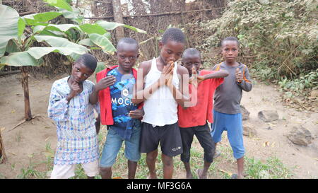 Gruppe von jungen Schwarzen afrikanischen Jungen Spaß vor der Kamera posieren, Sierra Leone Stockfoto