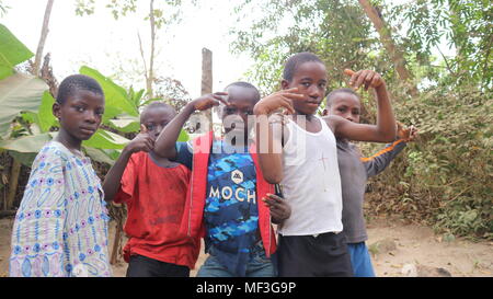 Gruppe von jungen Schwarzen afrikanischen Jungen Spaß vor der Kamera posieren, Sierra Leone Stockfoto