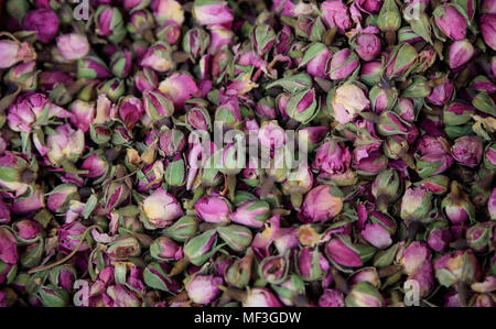 Rosen rosa, auf Heap getrocknet. Antioxidative und gesunden rosebuds für Hintergrund. Nahaufnahme mit Details. Ansicht von oben Stockfoto