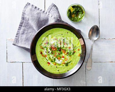 Creme von Avocado Suppe, Joghurt, Schinken, Minze pesto, frische Kräuter Stockfoto