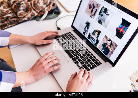 In der Nähe von zwei Frauen, die auf Fotos auf dem Laptop Stockfoto