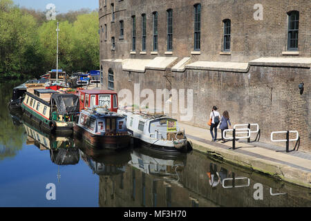 Wandern auf dem Leinpfad auf dem Regents Canal an Kings Cross, neben der regenerierte Kohle Büro in CYD, London, UK Stockfoto